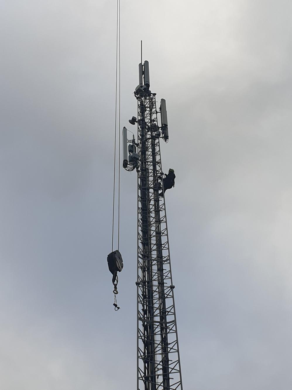 Hijsen van nieuwe KPN antennes bij Gouda
